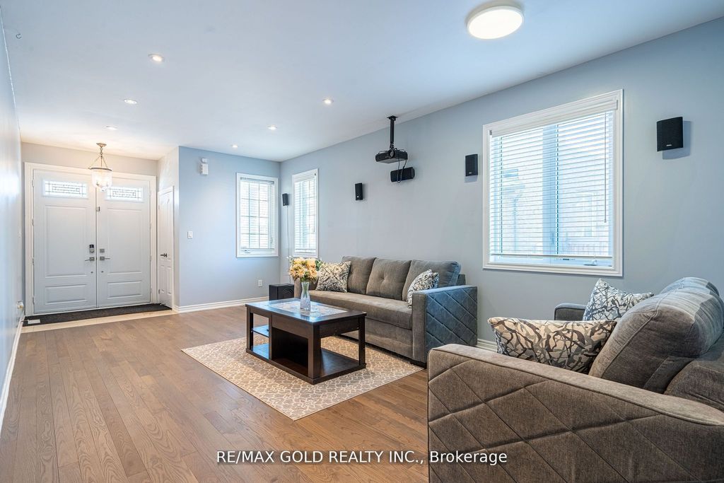 Photo of 10 Spokanne Street, Brampton, ON L6R 4A2 (MLS # W13003650)