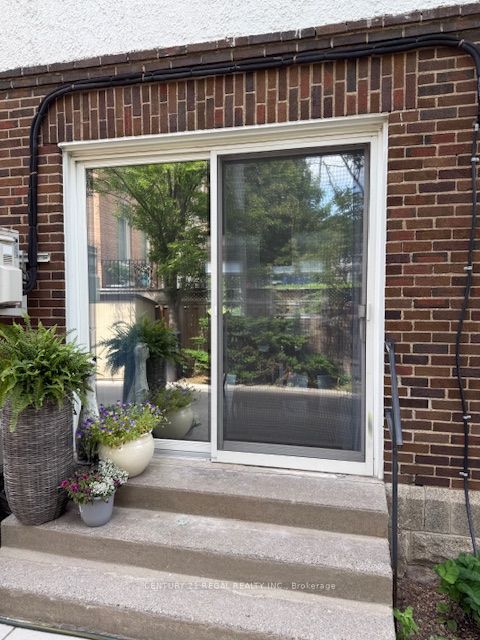 93 Douglas Crescent