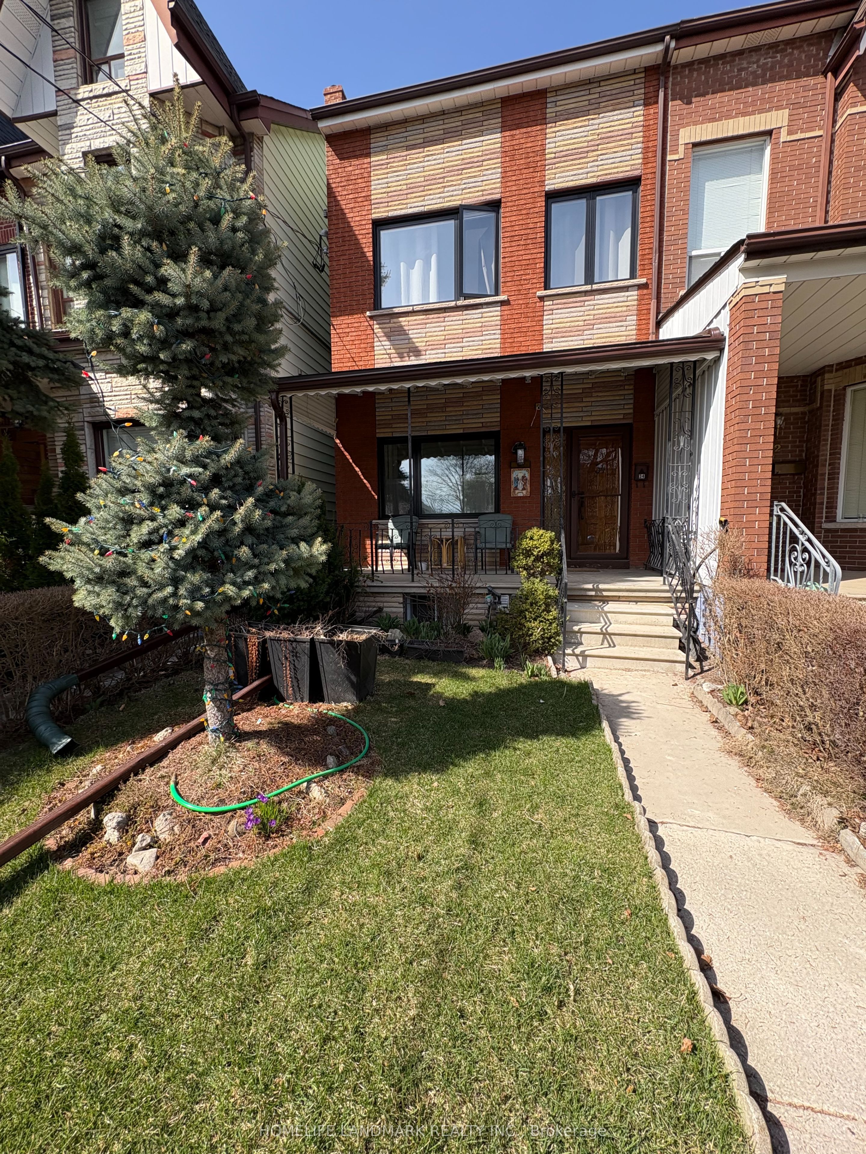 Photo 1 of 6 — 34 Ulster-1Bedrm Street, Toronto, ON M5S 1E3