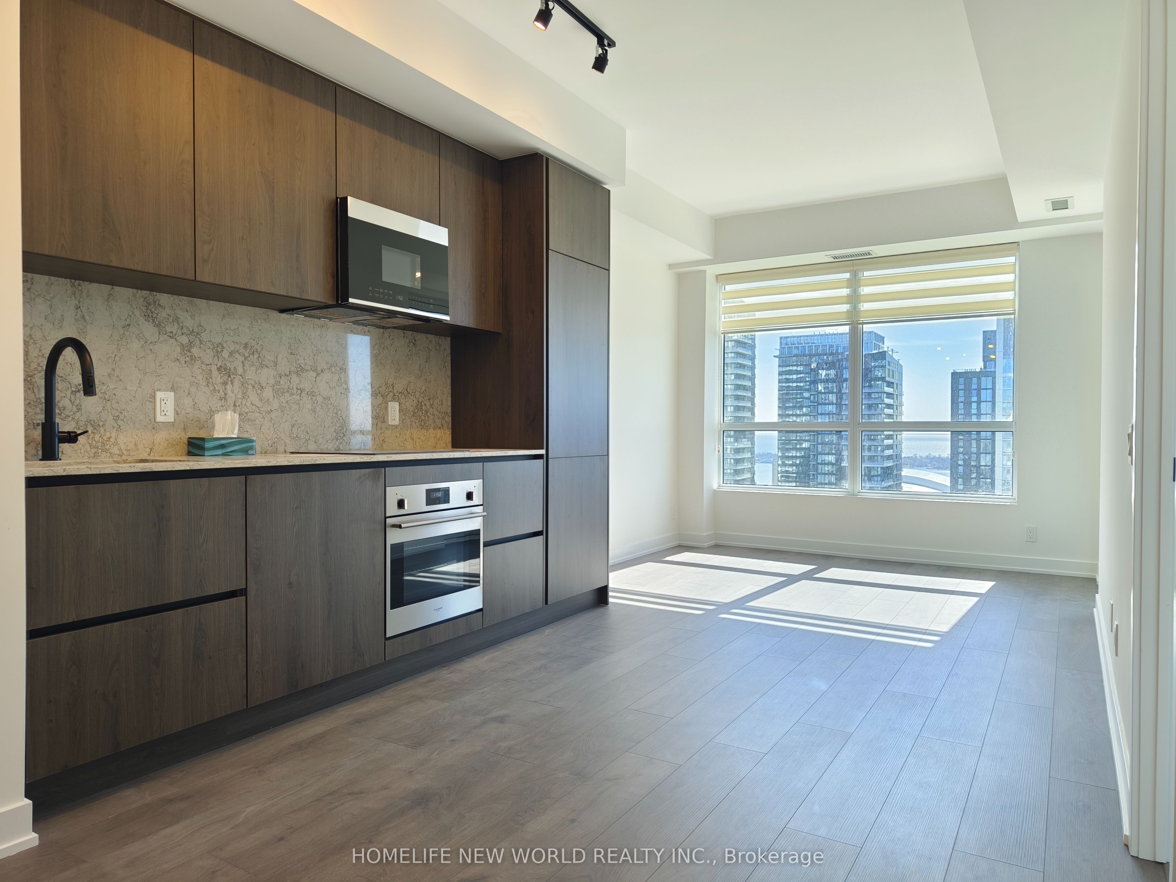 108 Peter Street S 4208