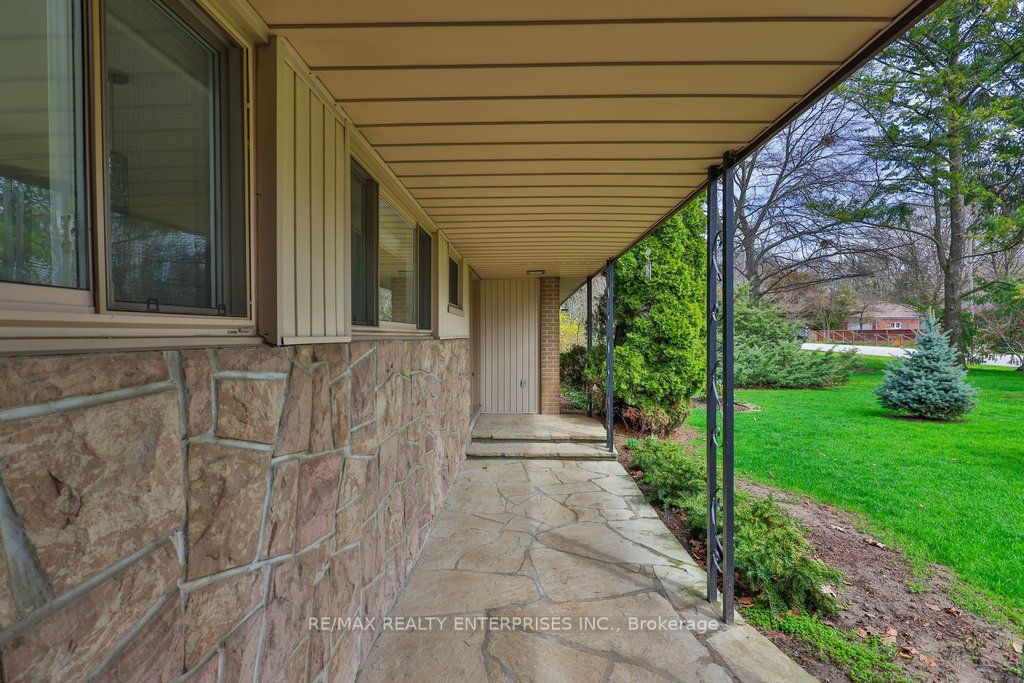 35 Hollyrood Heights Drive