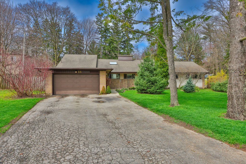 35 Hollyrood Heights Drive