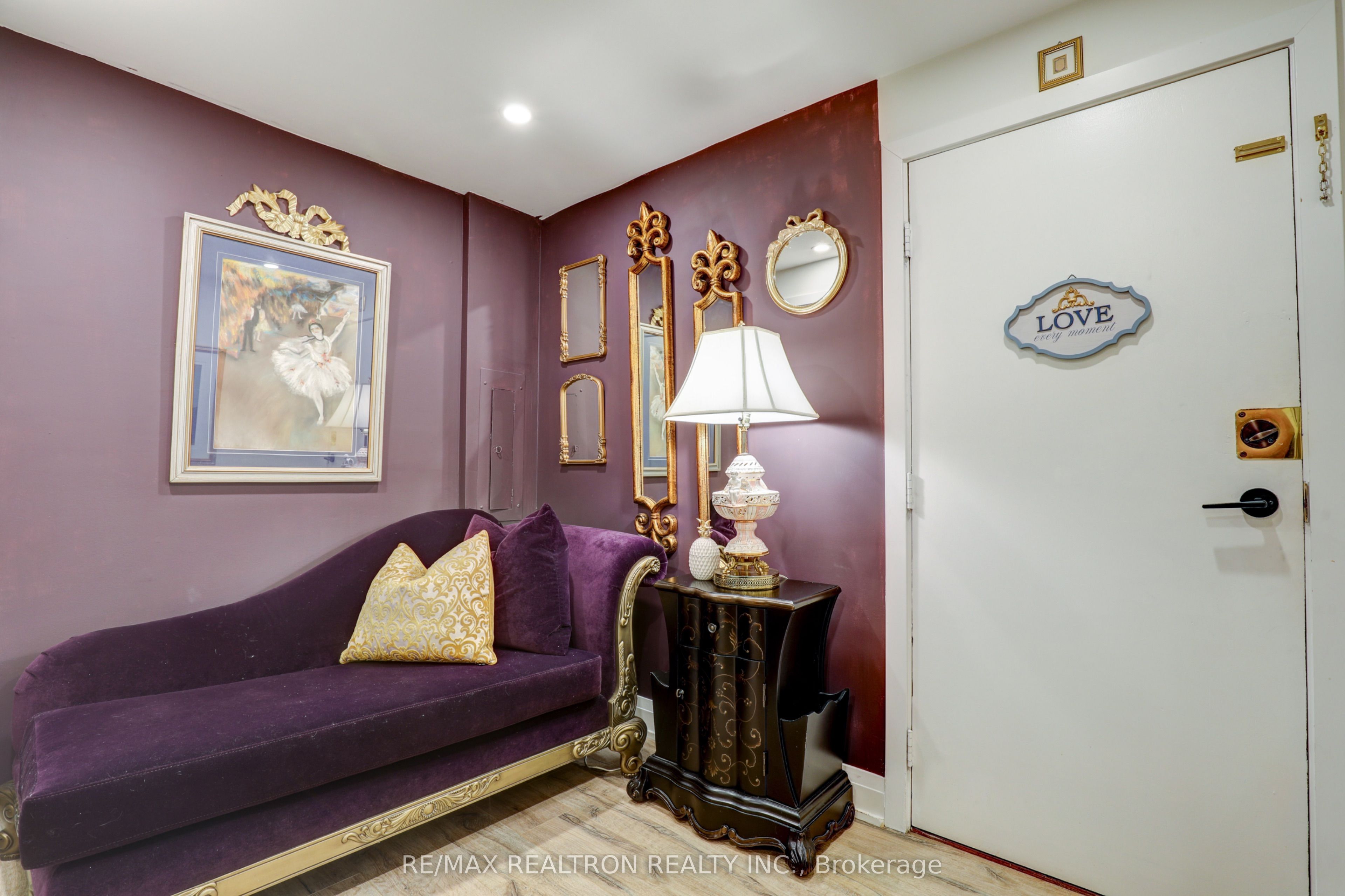 60 Inverlochy Boulevard 709