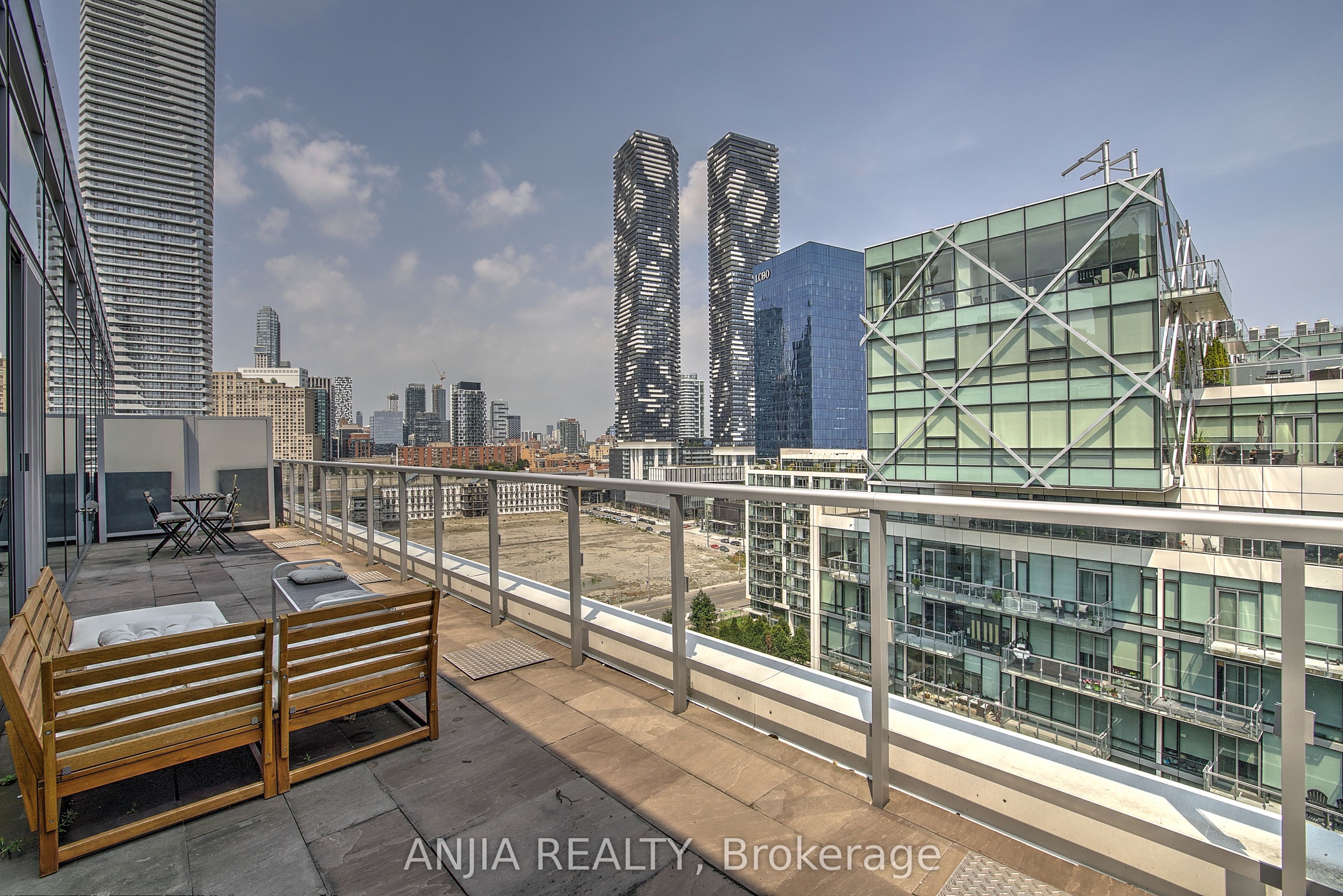 29 Queens Quay E ph1209