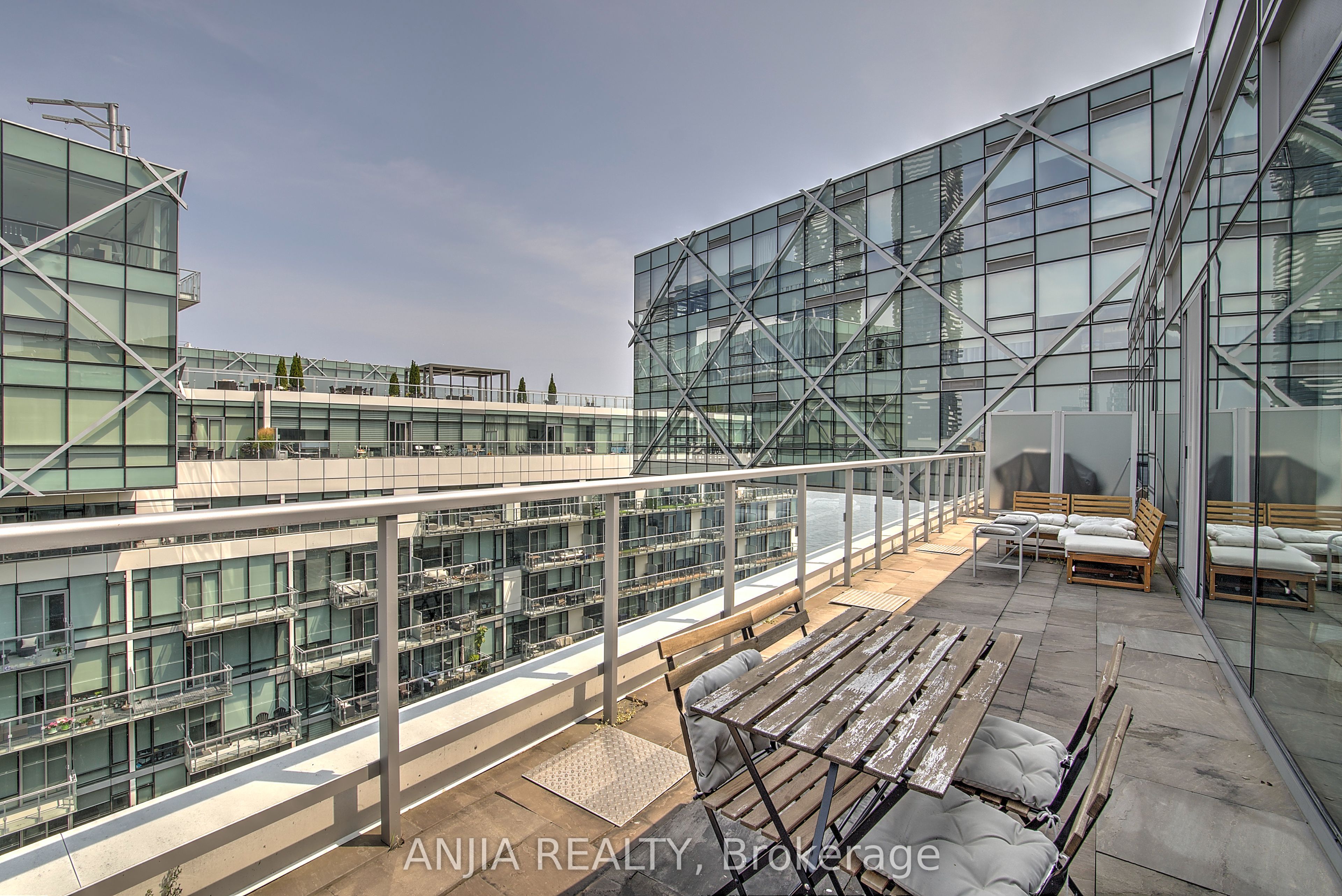 29 Queens Quay E ph1209