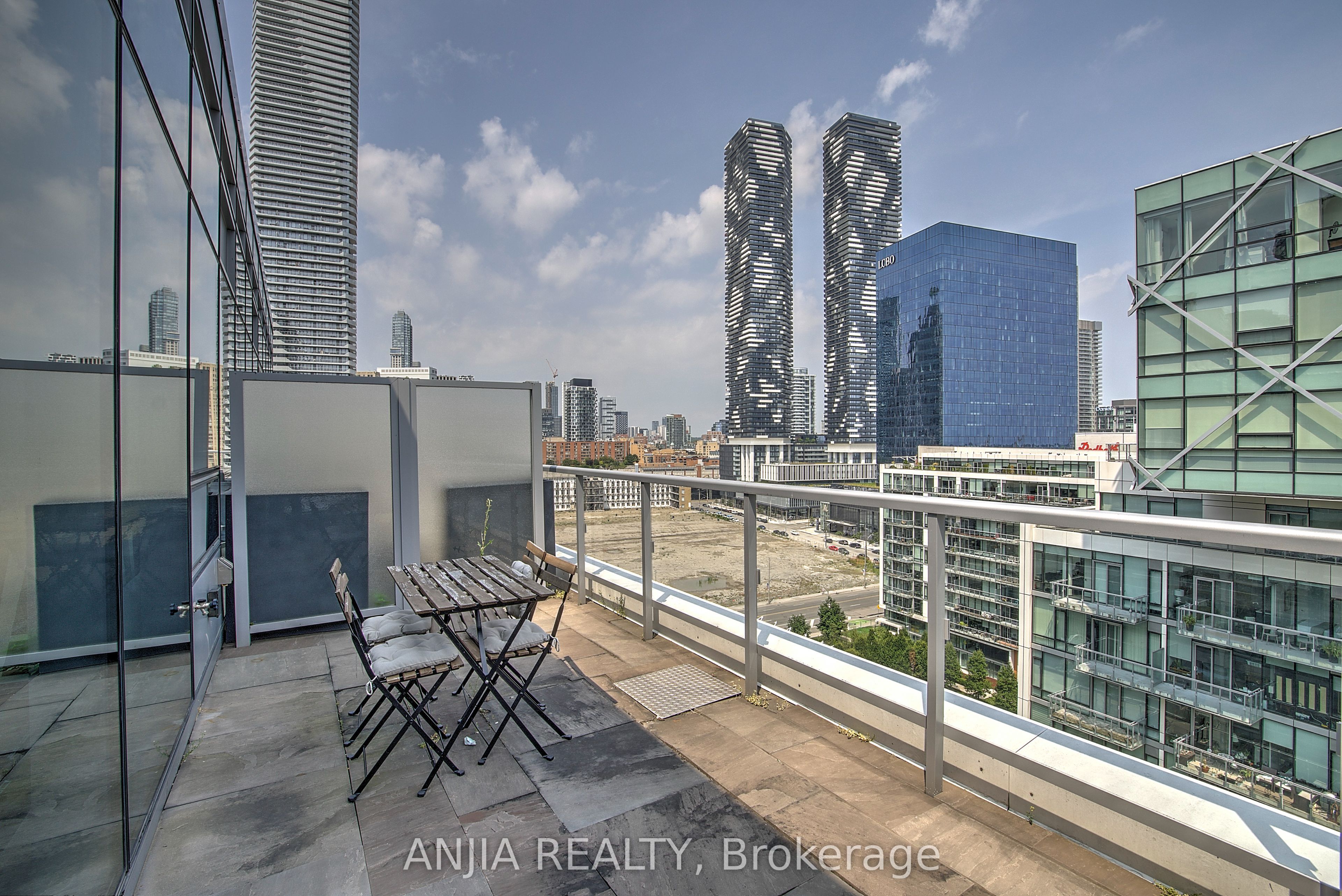 29 Queens Quay E ph1209