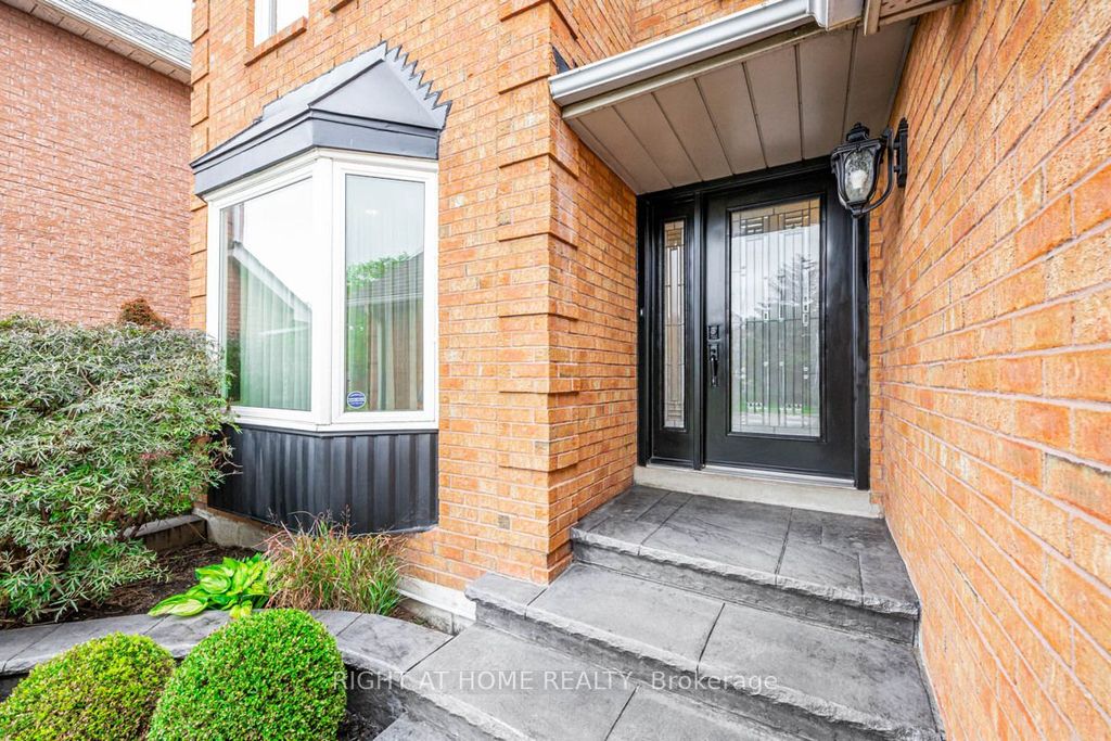 Photo of 3655 Loyalist Drive, Mississauga, ON L5L 4T6 (MLS # W13033586)