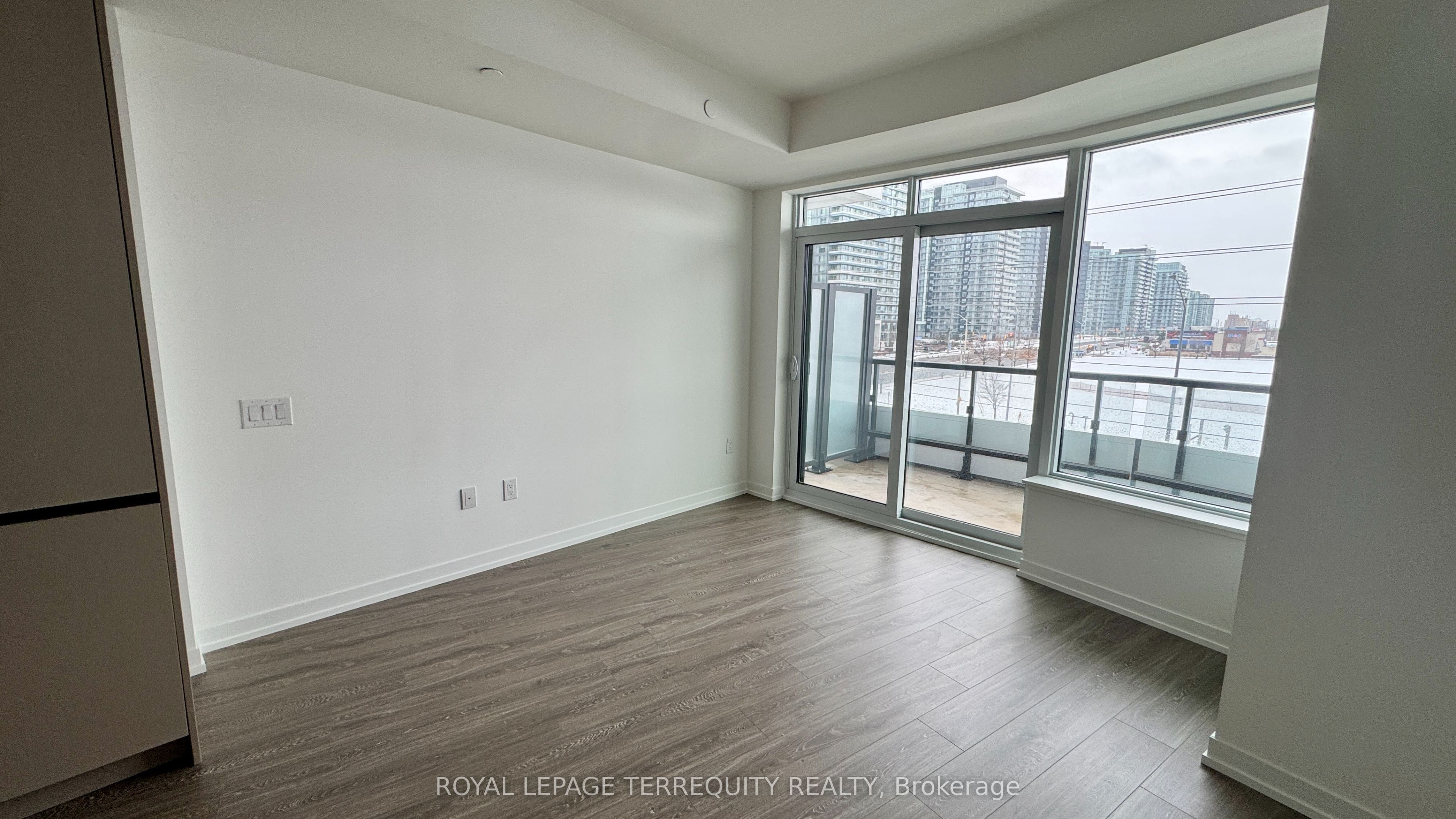 2485 Eglinton Avenue W 523