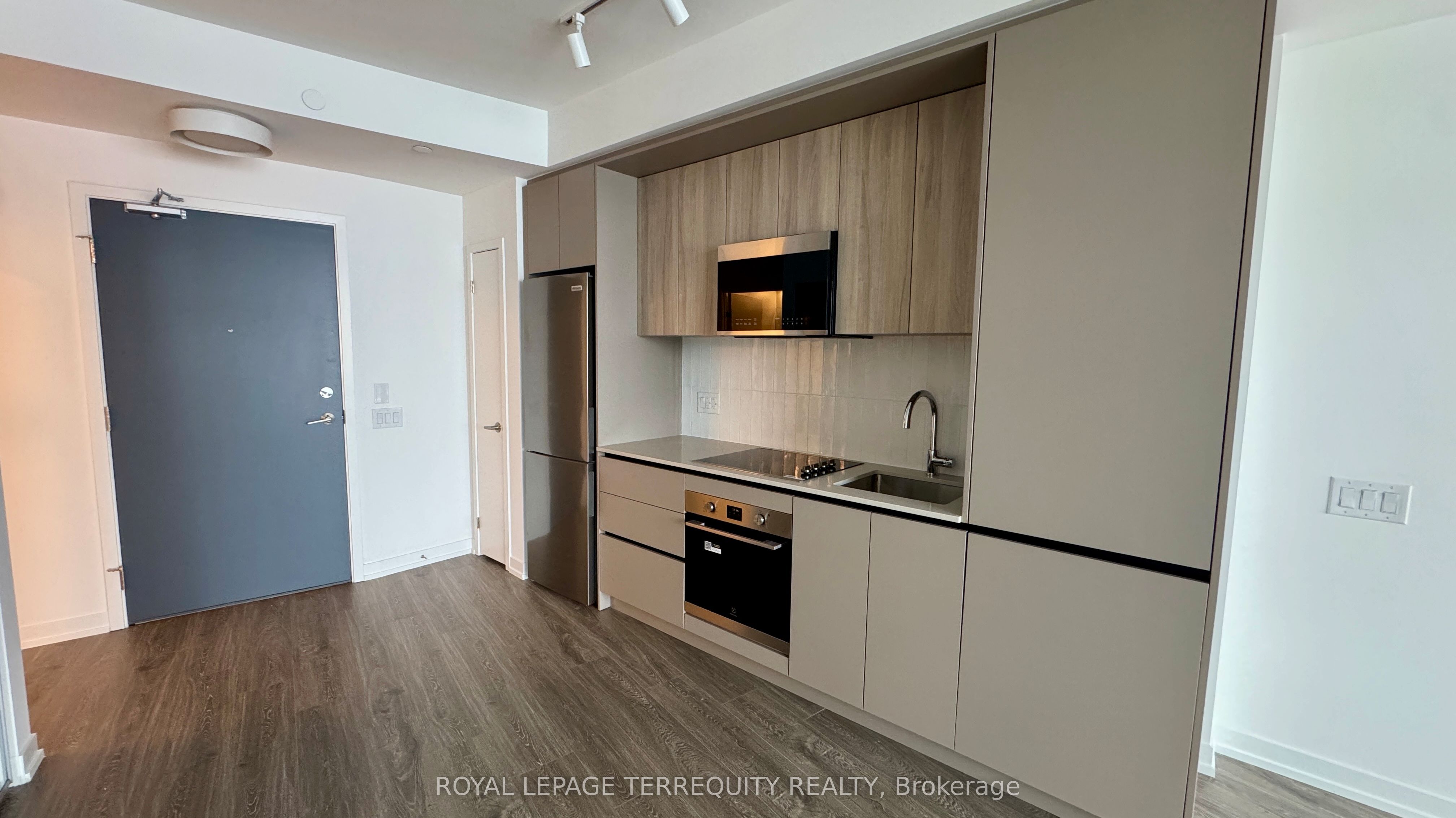 2485 Eglinton Avenue W 523