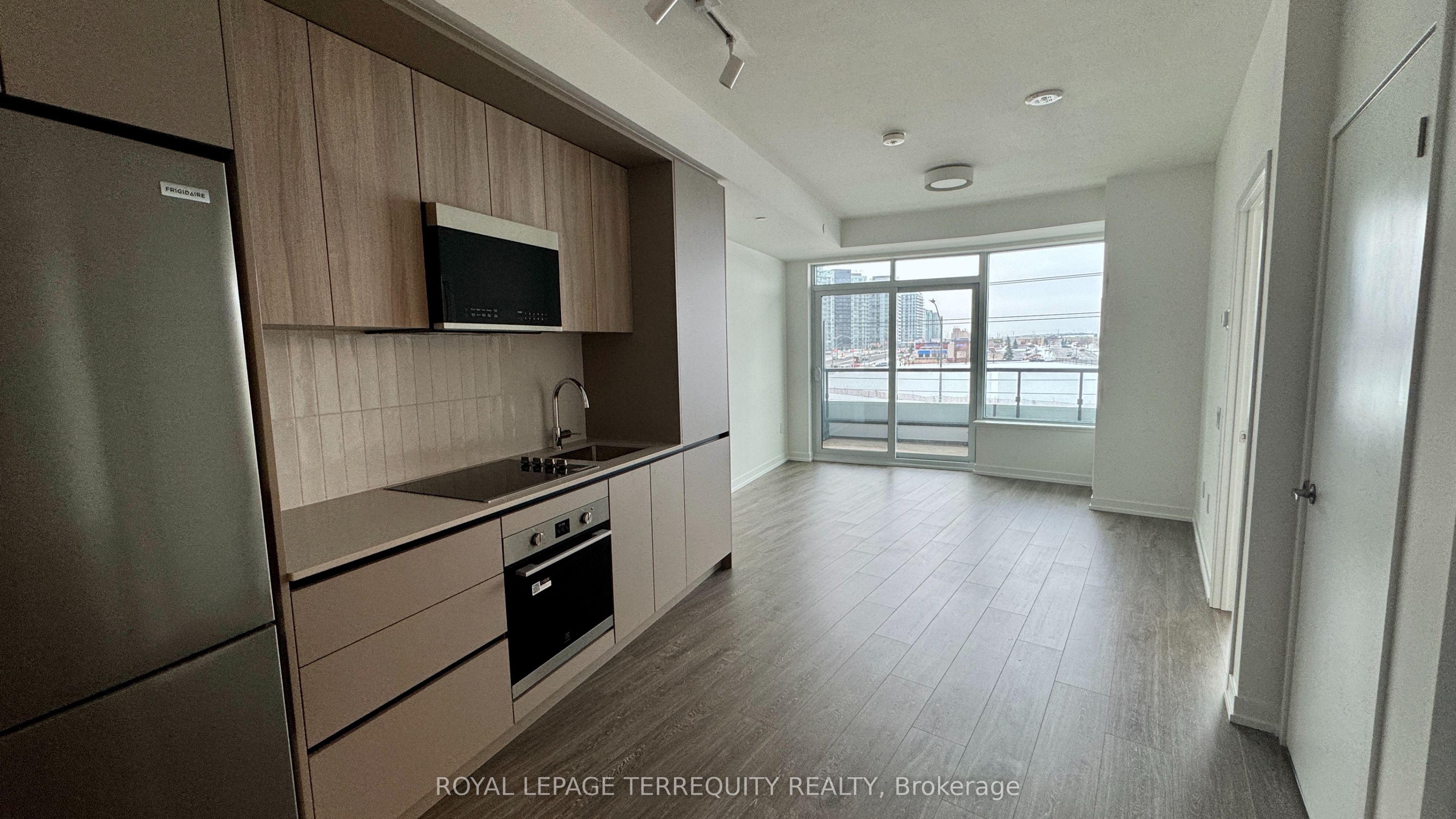 2485 Eglinton Avenue W 523