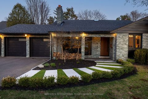 15 Ravensbourne Crescent Toronto ON M9A 2A7