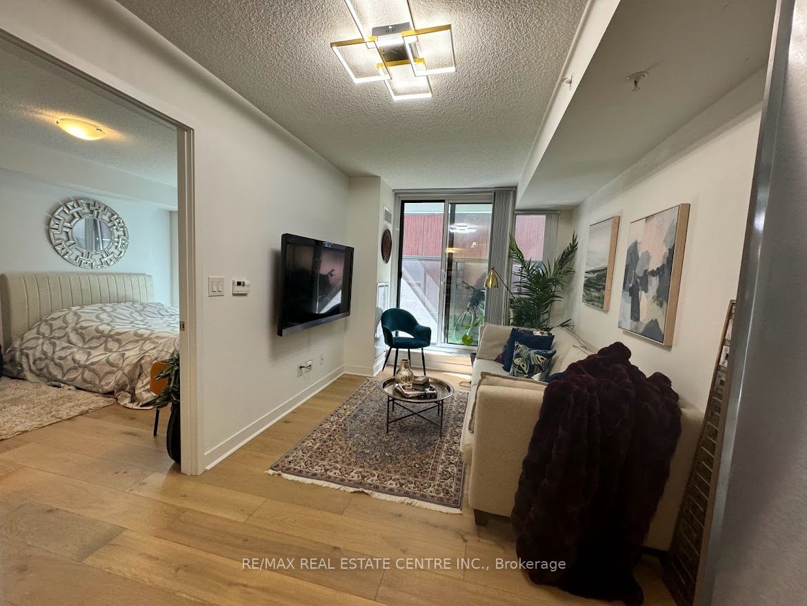 295 Adelaide Street W 217