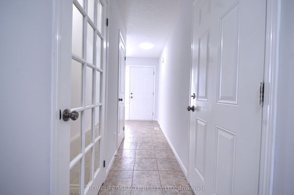 Photo of 919 Zeller Crescent, Kitchener, ON N2A 0C7 (MLS # X12727716)