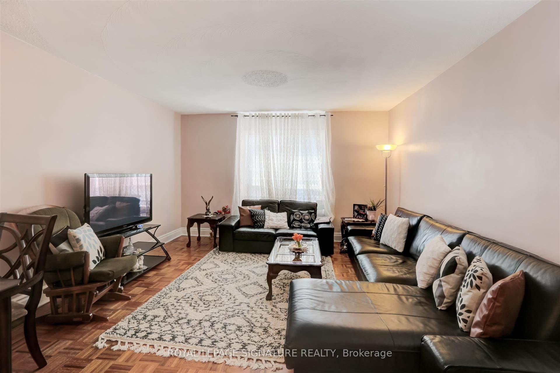 3142 Dundas Street W