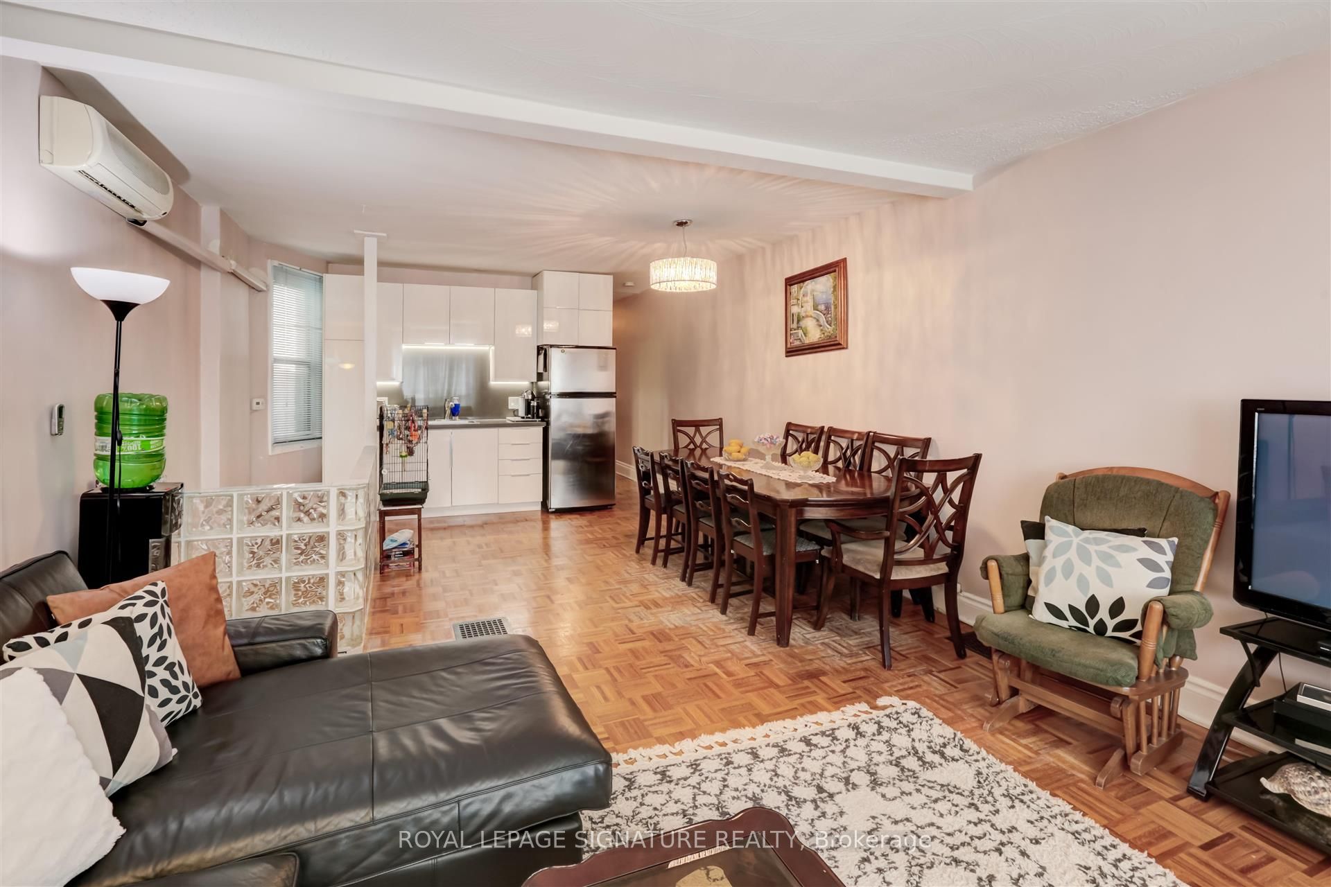 3142 Dundas Street W