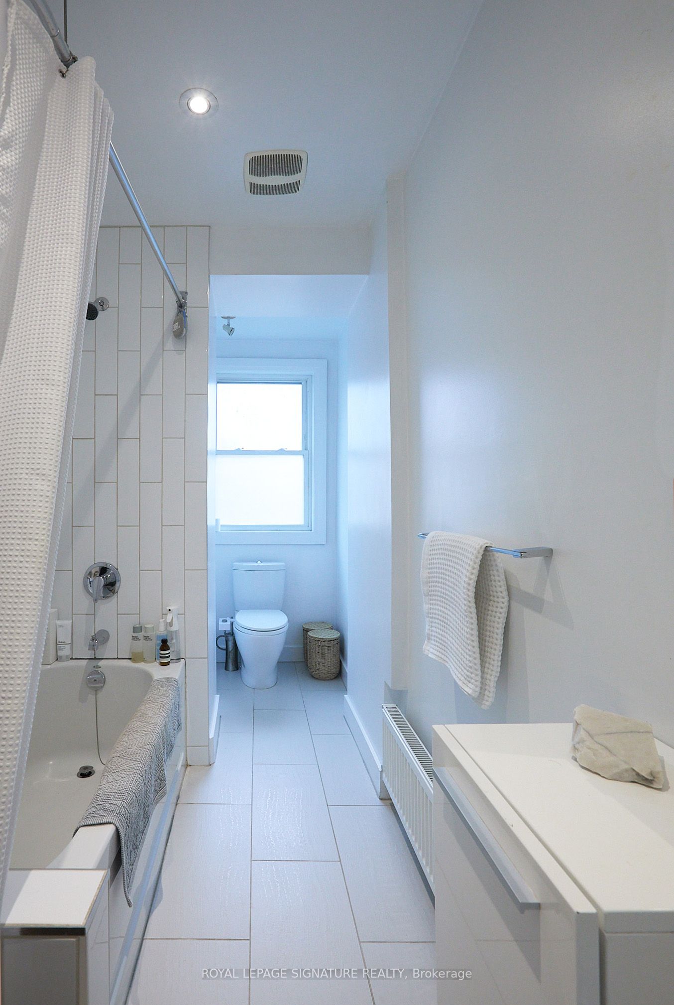 Toronto, ON M6G 2Y3, Canada, 3 Bedrooms Bedrooms, ,1 BathroomBathrooms,Residential,Active,102818