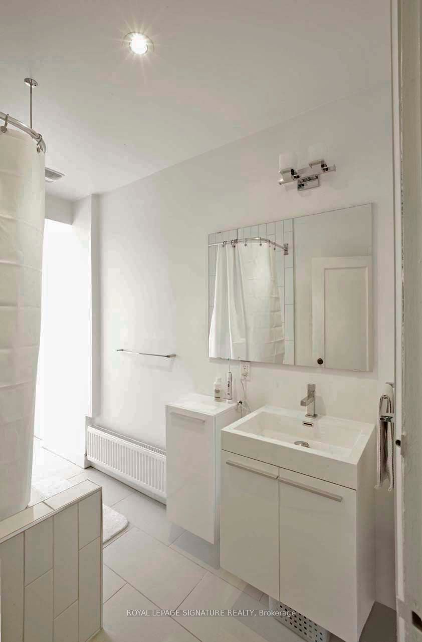 Toronto, ON M6G 2Y3, Canada, 3 Bedrooms Bedrooms, ,1 BathroomBathrooms,Residential,Active,102818