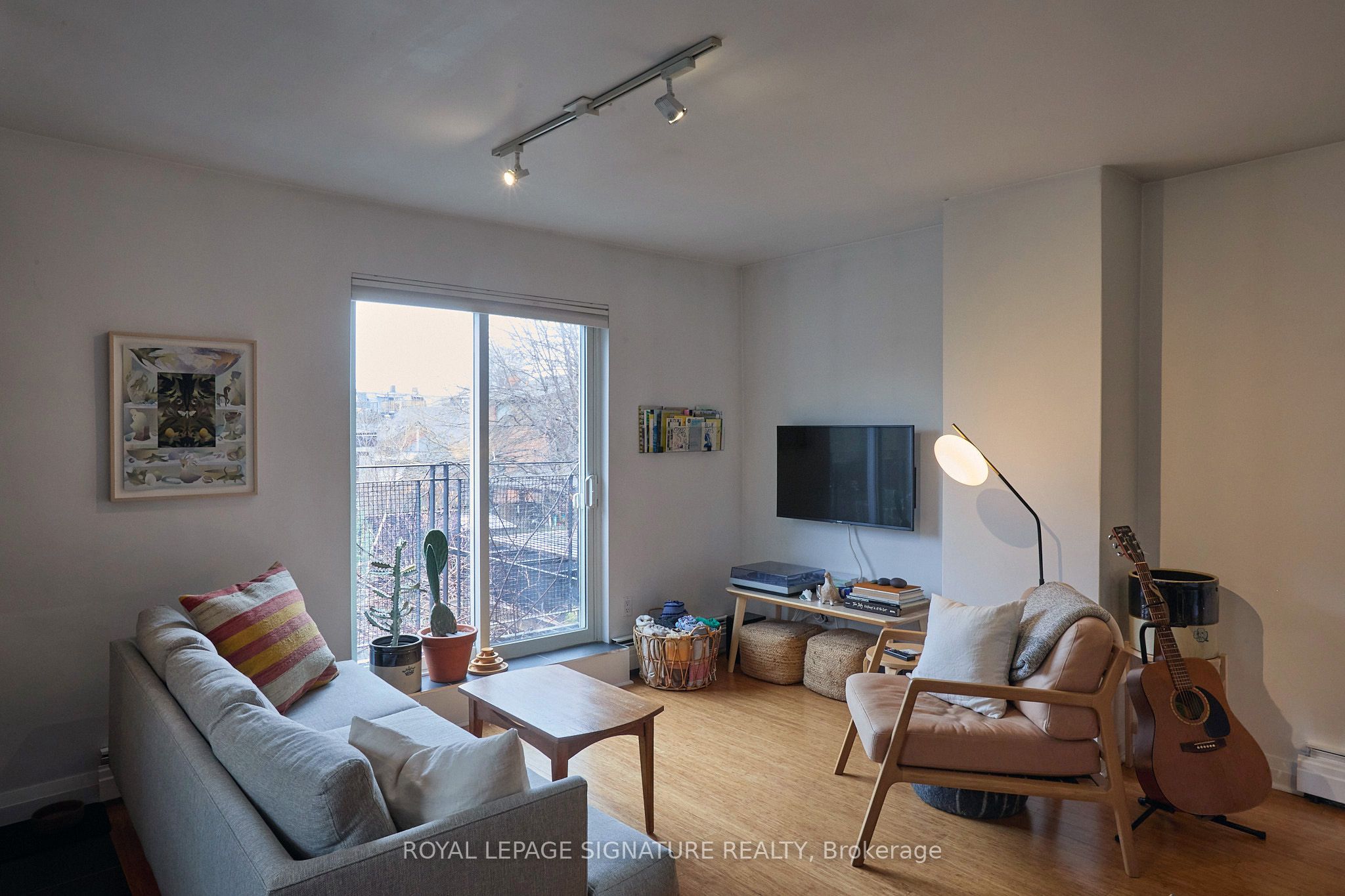 Toronto, ON M6G 2Y3, Canada, 3 Bedrooms Bedrooms, ,1 BathroomBathrooms,Residential,Active,102818