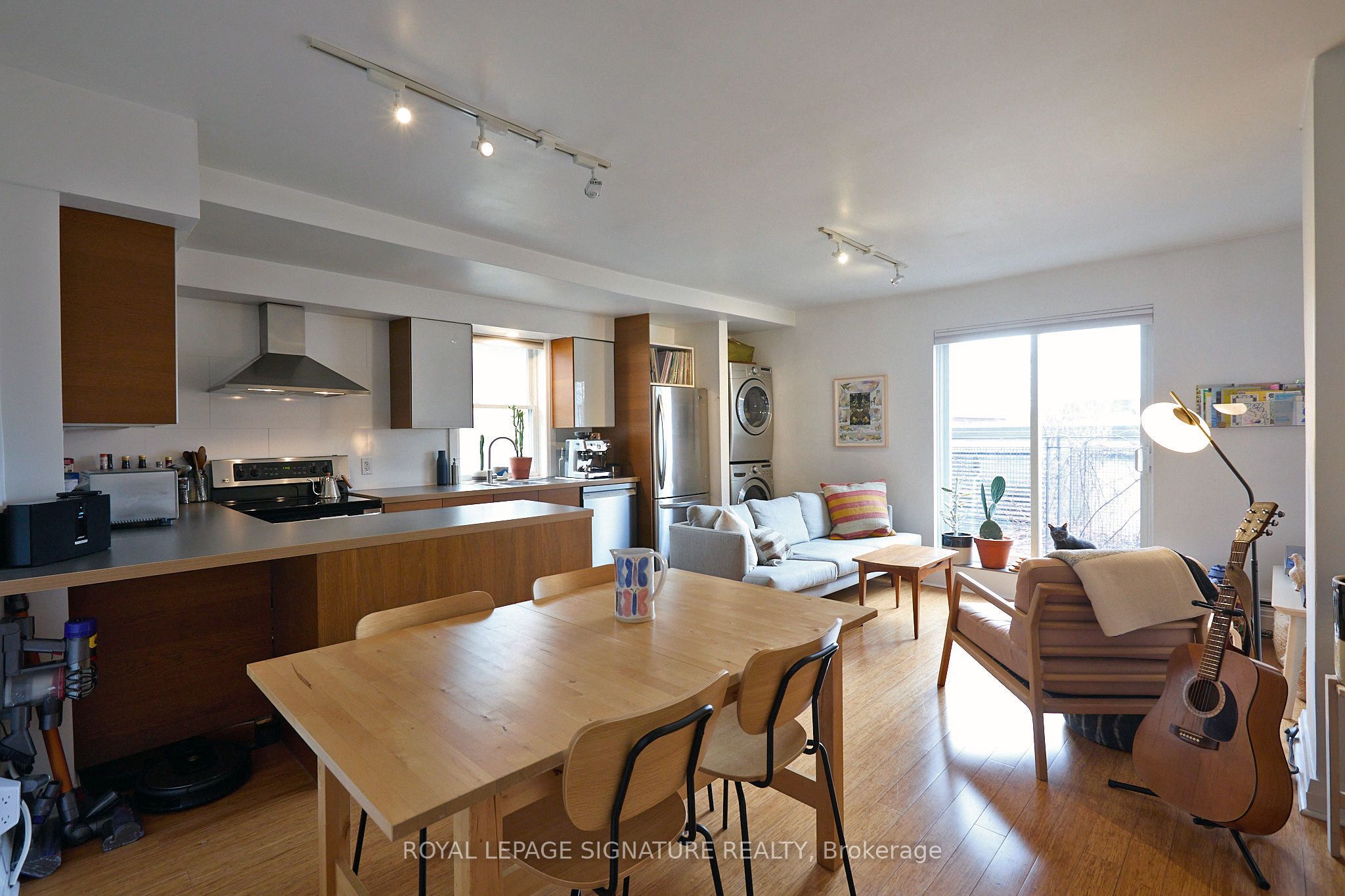 Toronto, ON M6G 2Y3, Canada, 3 Bedrooms Bedrooms, ,1 BathroomBathrooms,Residential,Active,102818