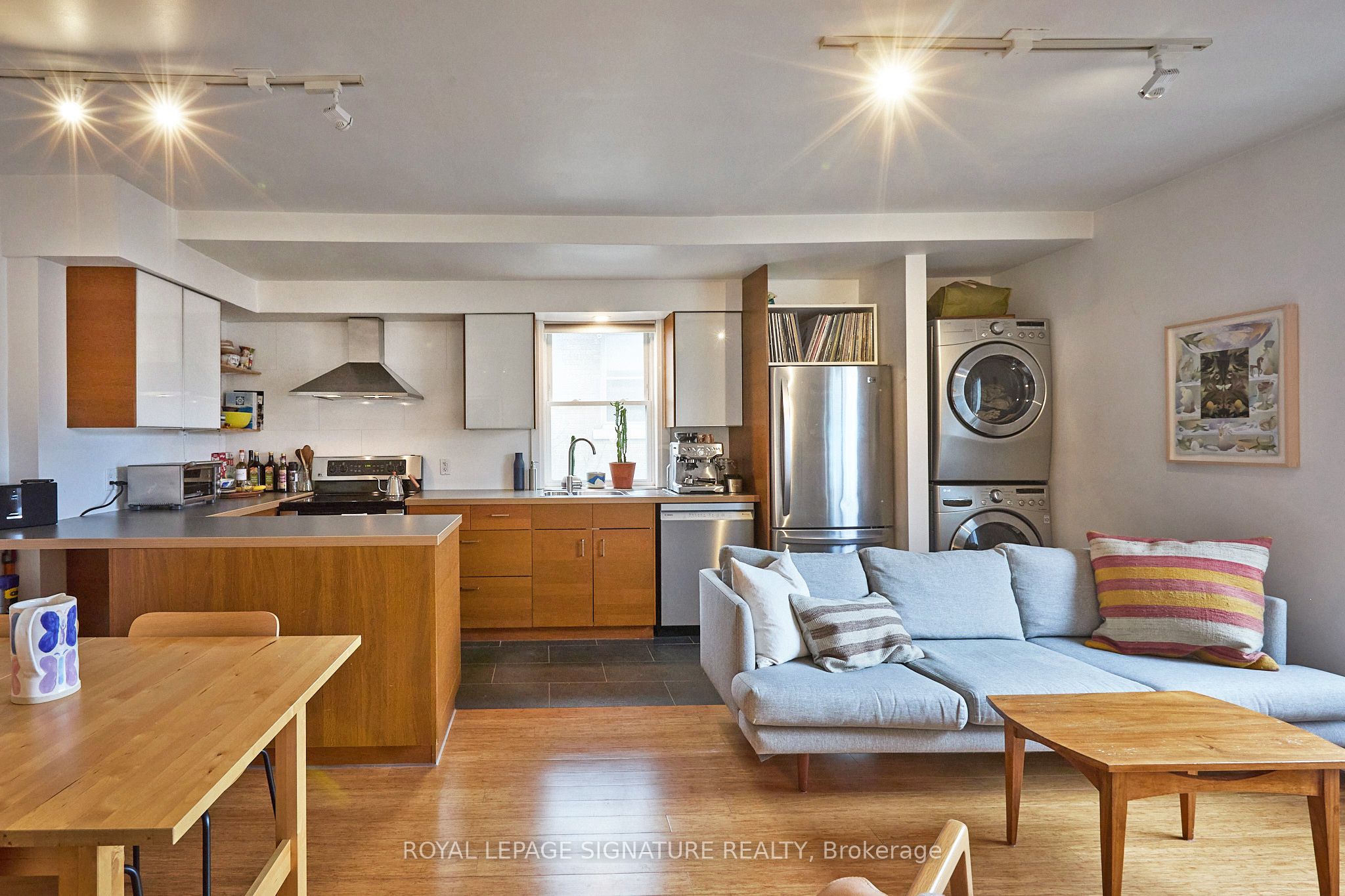 Toronto, ON M6G 2Y3, Canada, 3 Bedrooms Bedrooms, ,1 BathroomBathrooms,Residential,Active,102818