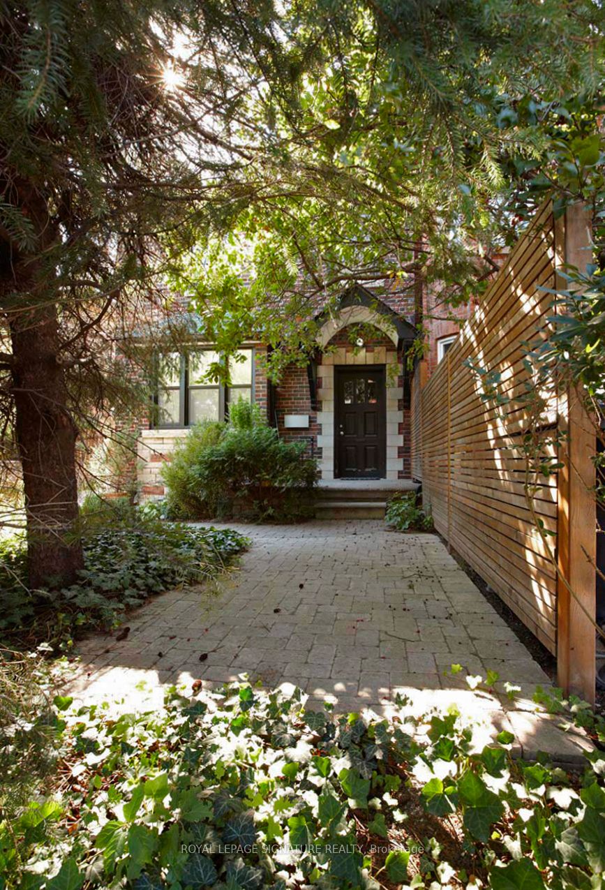 Toronto, ON M6G 2Y3, Canada, 3 Bedrooms Bedrooms, ,1 BathroomBathrooms,Residential,Active,102818