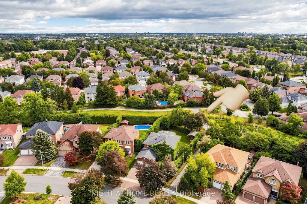 Photo of 43 Topham Crescent, Richmond Hill, ON L4C 9H1 (MLS # N13720842)