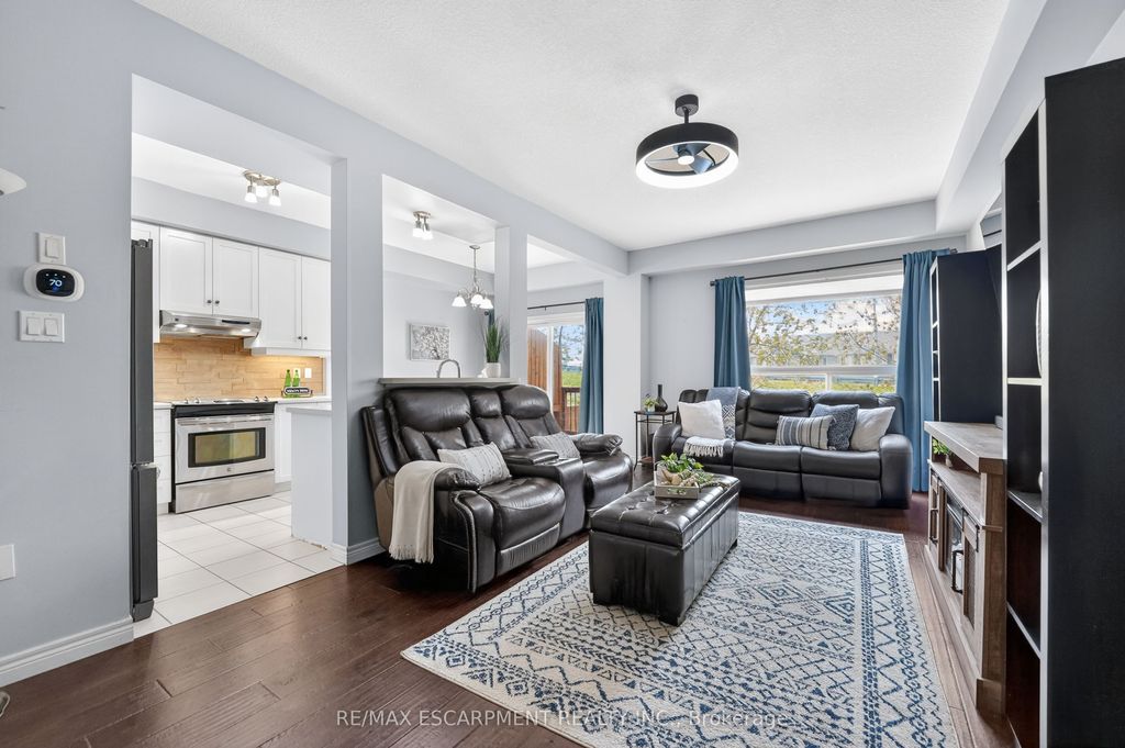 Photo of 8 Lakelawn Road #11, Grimsby, ON L3M 0G1 (MLS # X13122542)