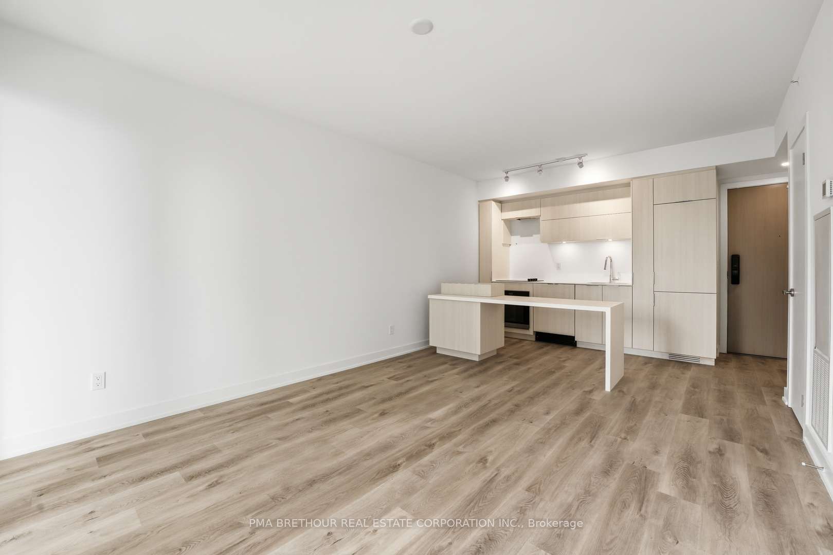 370 Martha Street 909