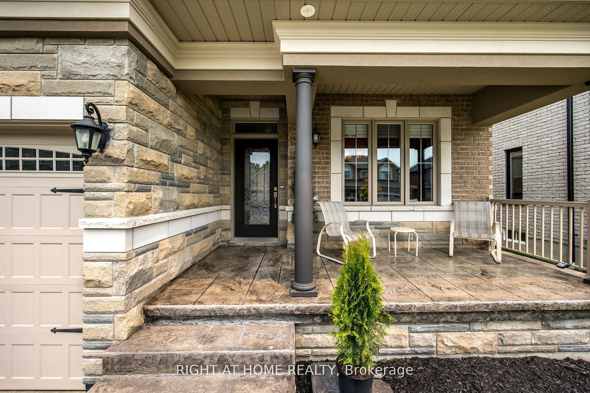 25 CHARTERHOUSE Drive N