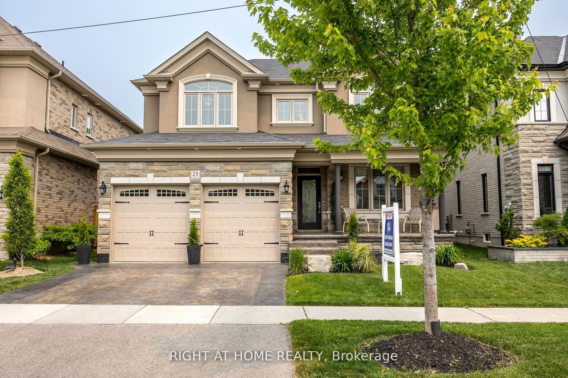 25 CHARTERHOUSE Drive N
