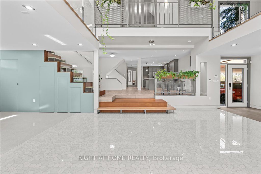 Photo of 704 Cedar Avenue, Burlington, ON L7T 2R7 (MLS # W12594694)