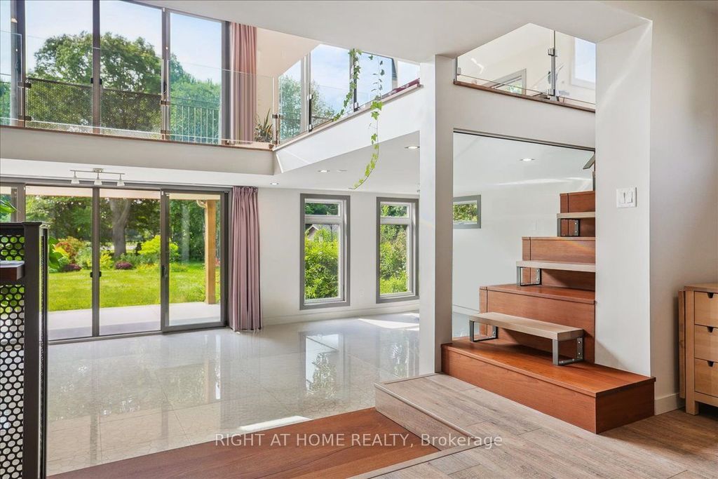 Photo of 704 Cedar Avenue, Burlington, ON L7T 2R7 (MLS # W12594694)