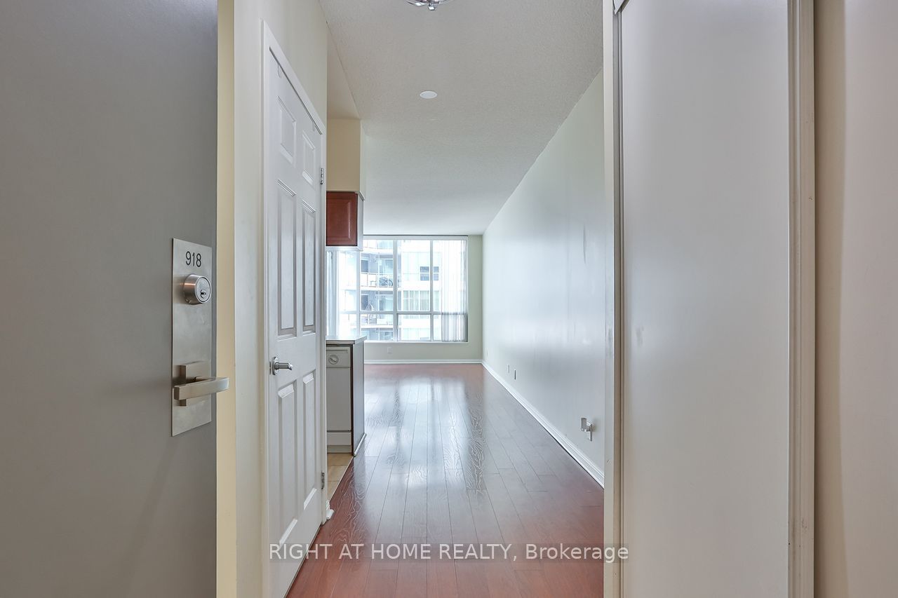 230 Queens Quay W 918