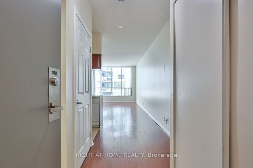 Photo of 230 Queens Quay W #918, Toronto, ON M5J 2Y7 (MLS # C12613992)