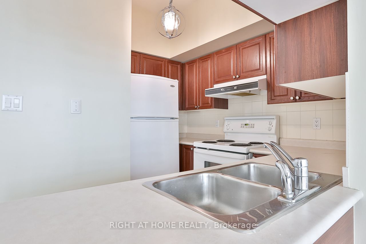 230 Queens Quay W 918