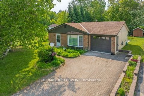 Photo of 4 Maypark Drive, Bracebridge, ON P1L 1C3 (MLS # X12463742)