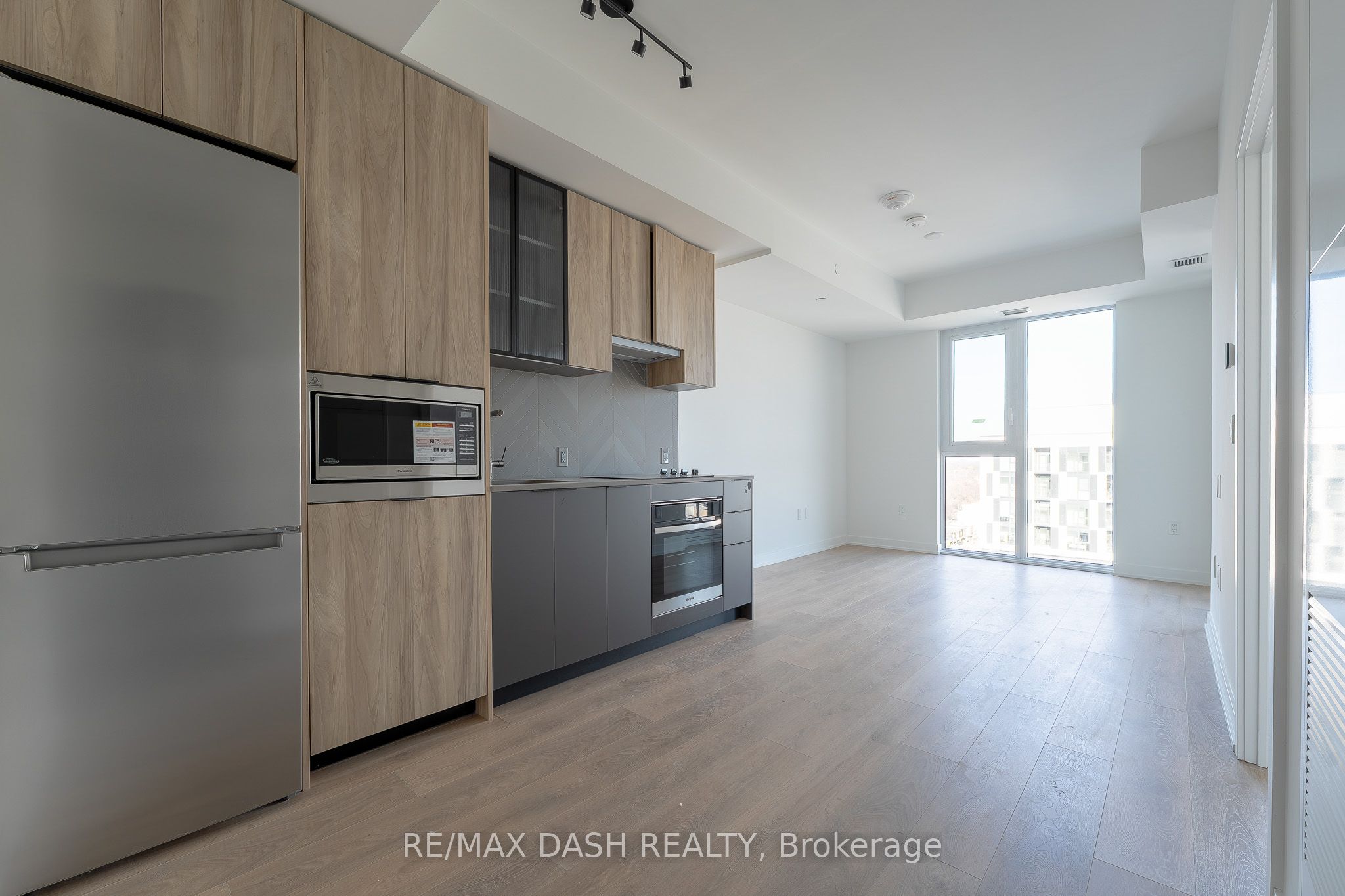 1037 THE QUEENSWAY Avenue 1001