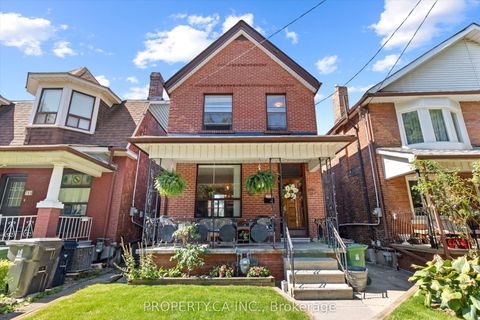 790 Manning Avenue Toronto ON M6G 2W6