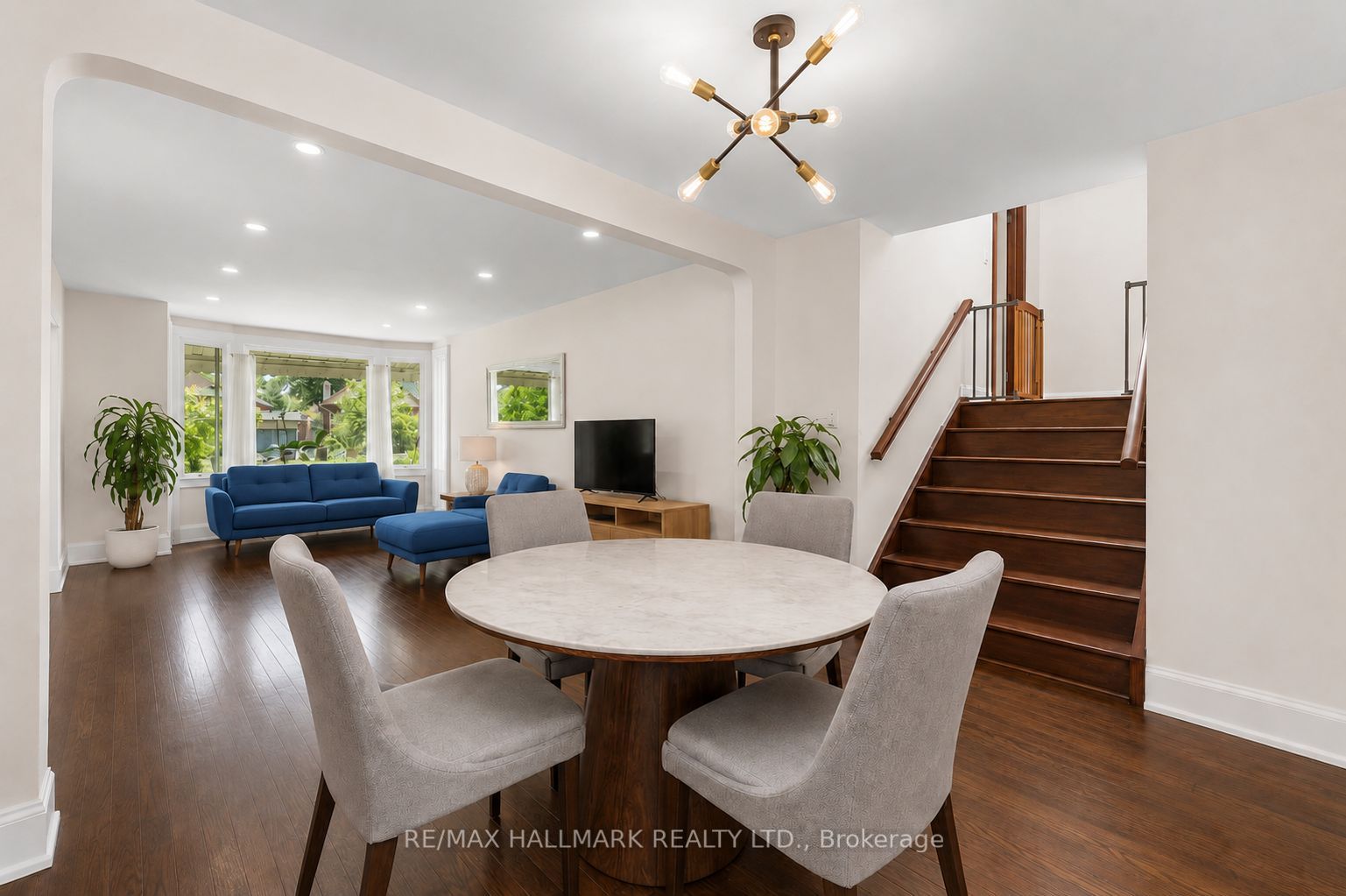 8 Davies Crescent
