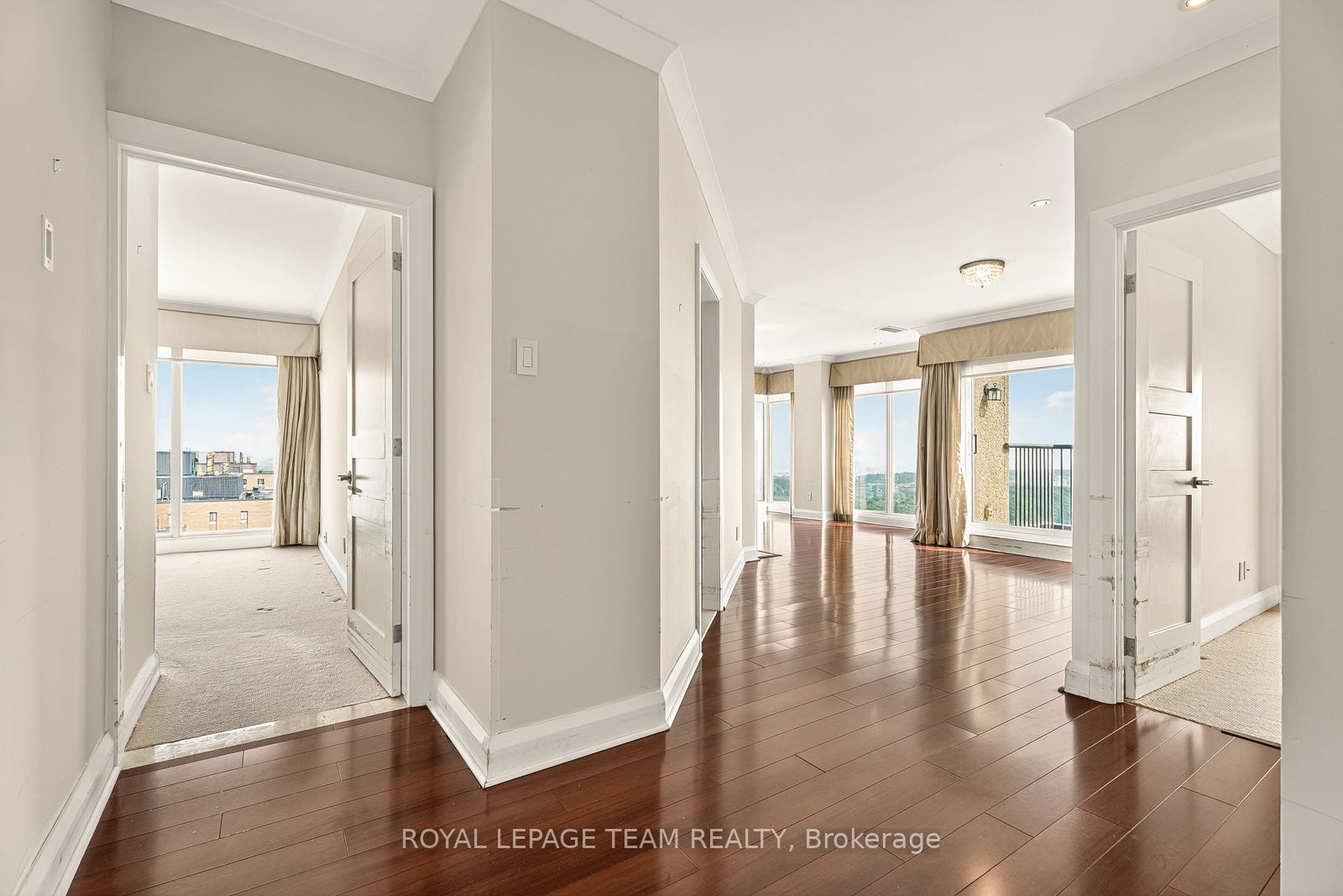 545 St Laurent Boulevard 2902