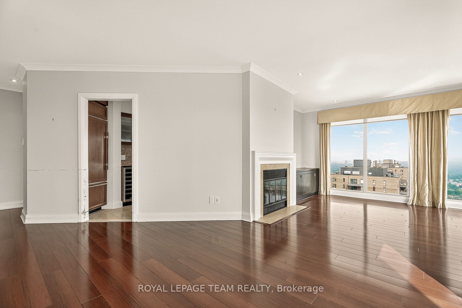 545 St Laurent Boulevard 2902