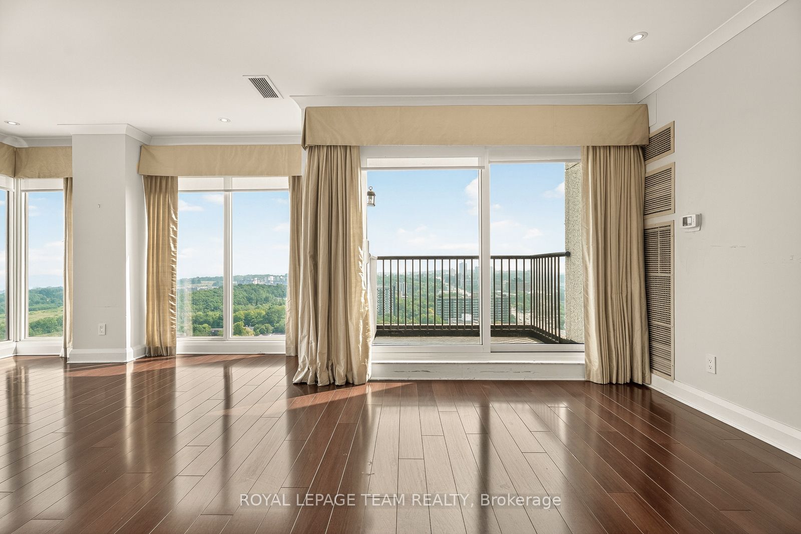 545 St Laurent Boulevard 2902