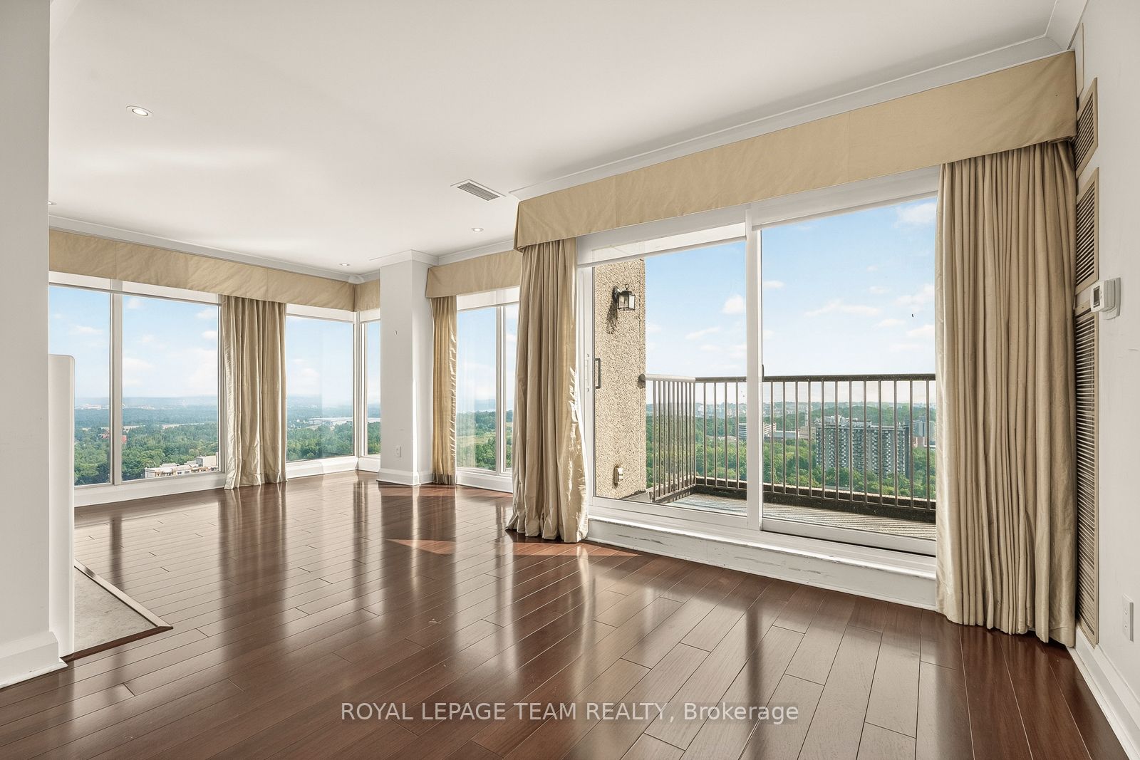545 St Laurent Boulevard 2902
