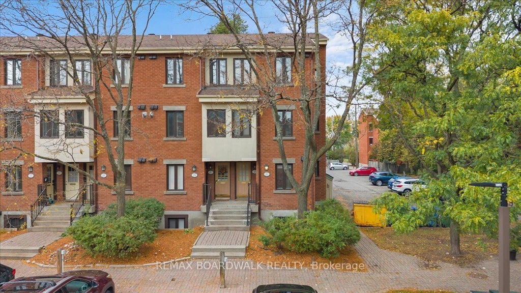 Photo of 31 Sheba Private, Manor Park - Cardinal Glen and Area, ON K1K 4K8 (MLS # X14029086)