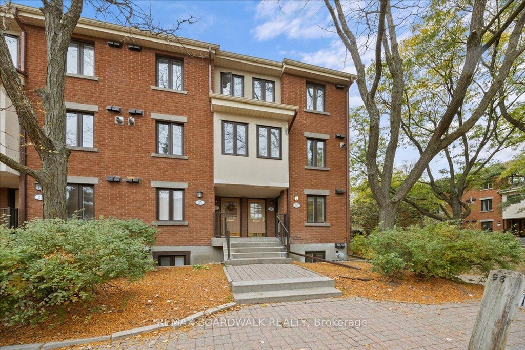 Photo of 31 Sheba Private, Manor Park - Cardinal Glen and Area, ON K1K 4K8 (MLS # X14029086)