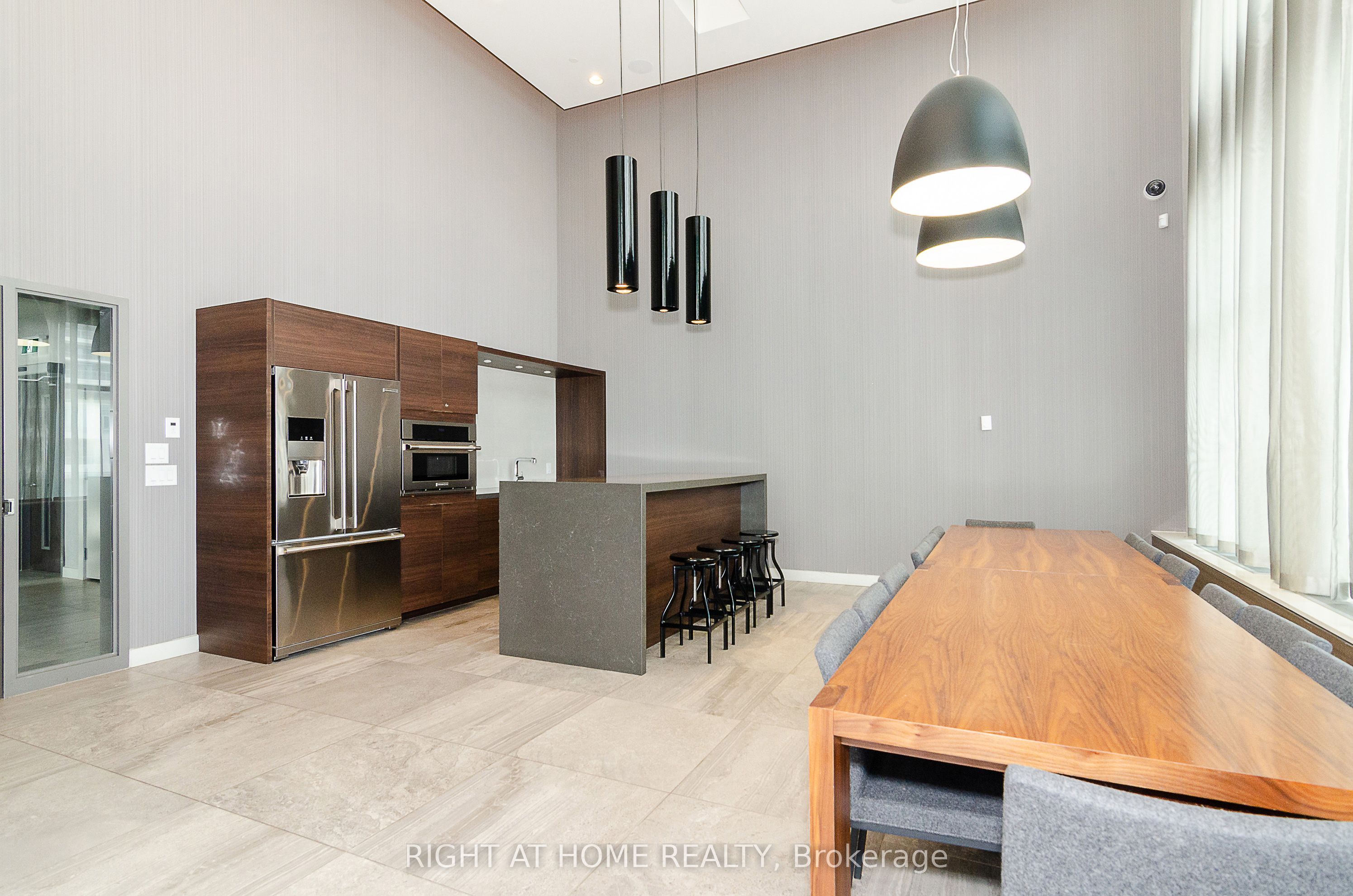 2560 Eglinton Avenue W 702