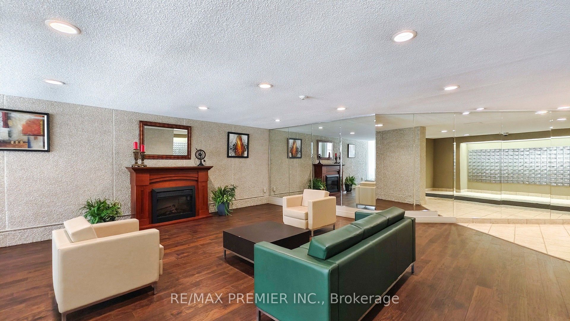 812 Burnhamthorpe Road 1207