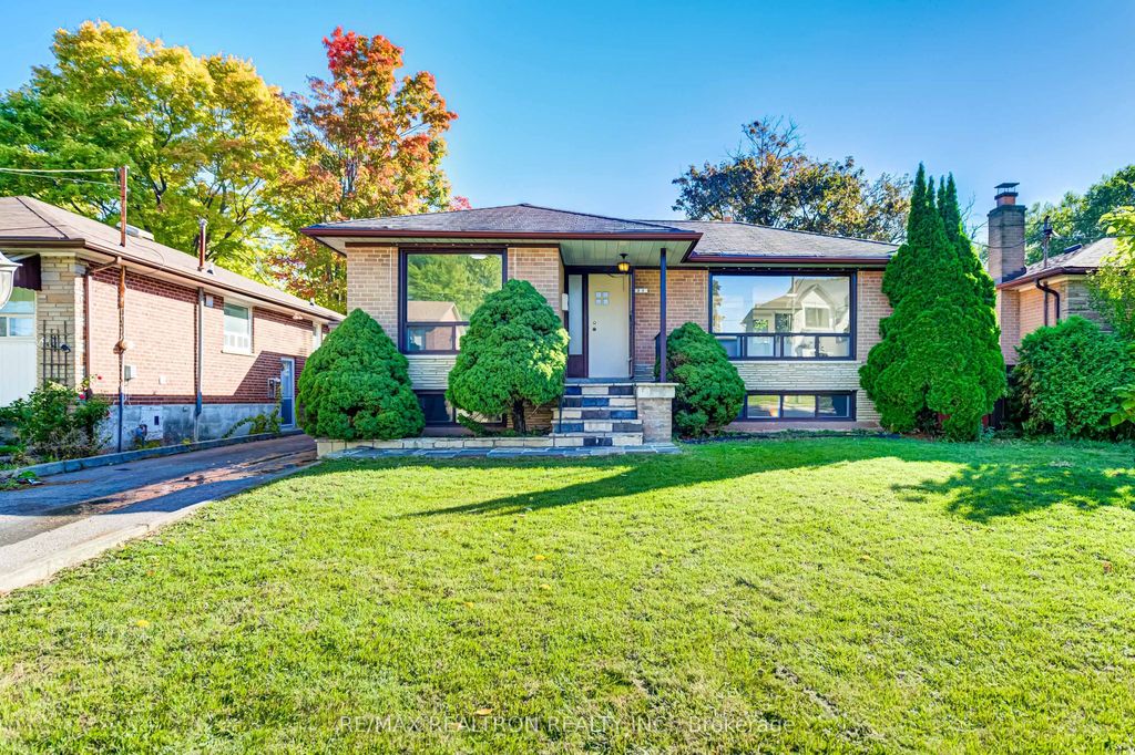 Photo of 31 Sussex Avenue, Richmond Hill, ON L4C 2E5 (MLS # N12432546)