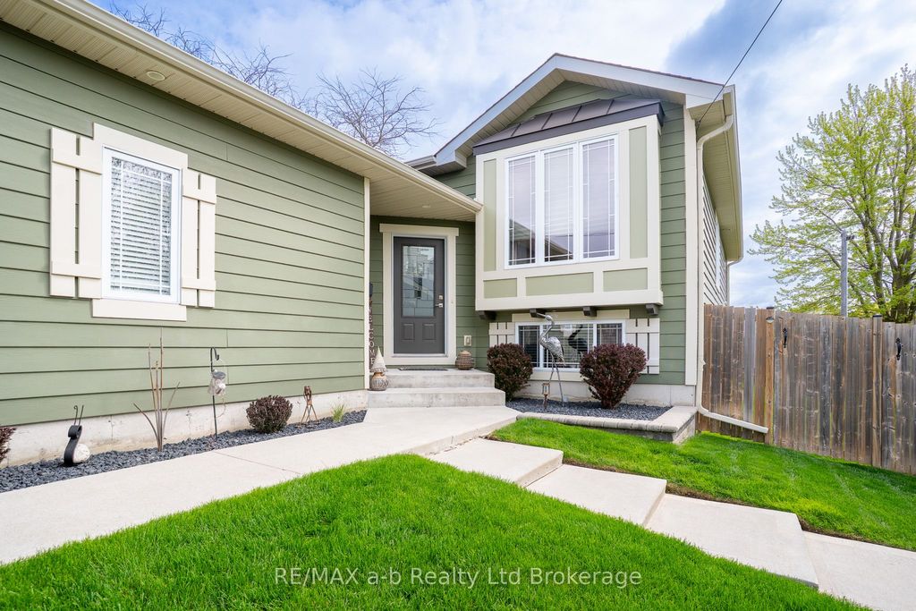 Photo of 136 Maple Lane, Tillsonburg, ON N4G 2Y9 (MLS # X13079206)