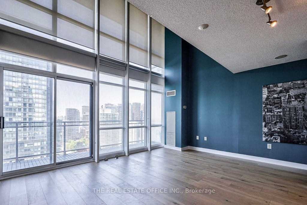 Photo of 15 Fort York Boulevard #3905, Toronto, ON M5V 3Y4 (MLS # C13661218)